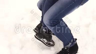 在公园的雪地里，一对恩爱夫妻的贴身鞋子。
